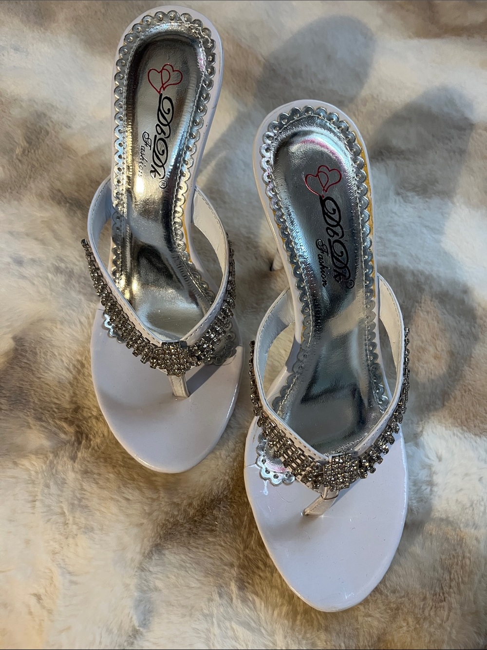 DbDk Fashion White Rhinestone T-Strap Women’s Sandals NWOT